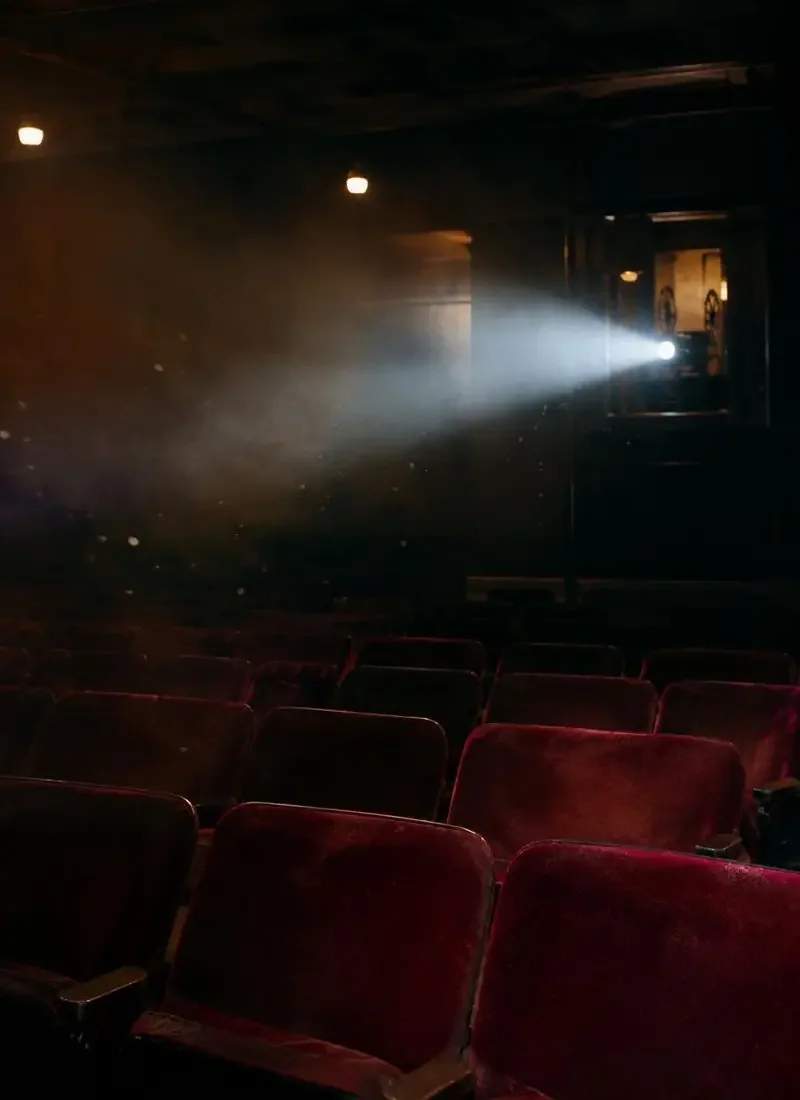 最后一位放映员（The Last Projectionist）主视觉，胶片机停转的那一夜，放映厅里坐满了人。
